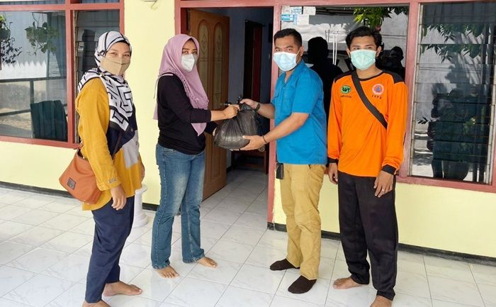 Peduli Pandemi Covid-19, FRPB Pamekasan dan WE Cake Distribusikan Paket Isoman