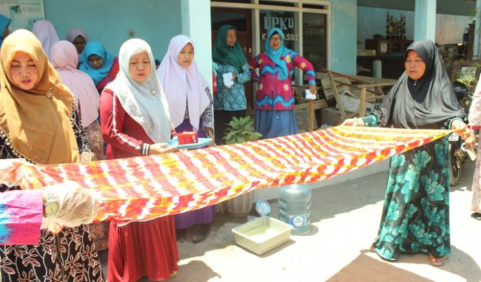 Minarak Brantas Gas Gelar Pelatihan Batik Shibori untuk Ibu-ibu Desa Kalidawir