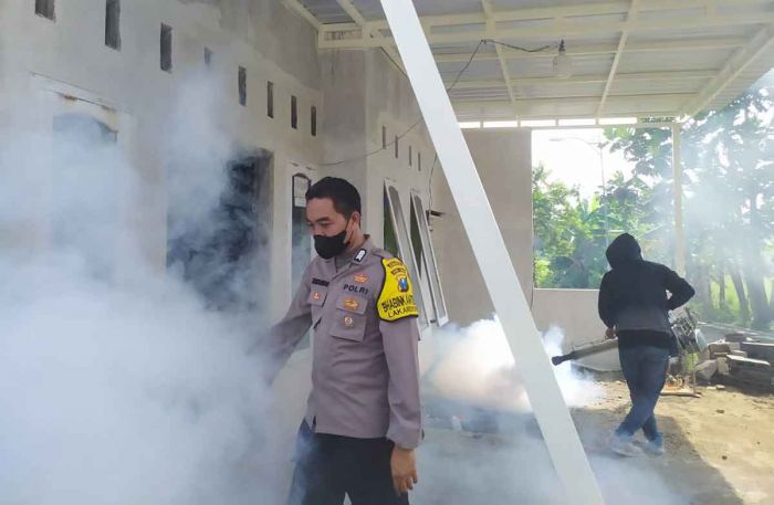 Cegah DBD, Bhabinkamtibmas Polres Mojokerto Kota Lakukan Fogging