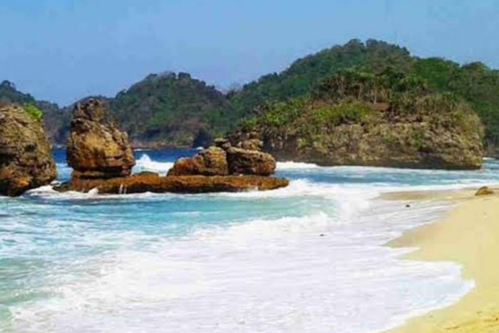 Harga Tiket dan Pesona Pantai Kondang Merak Malang Bulan ini