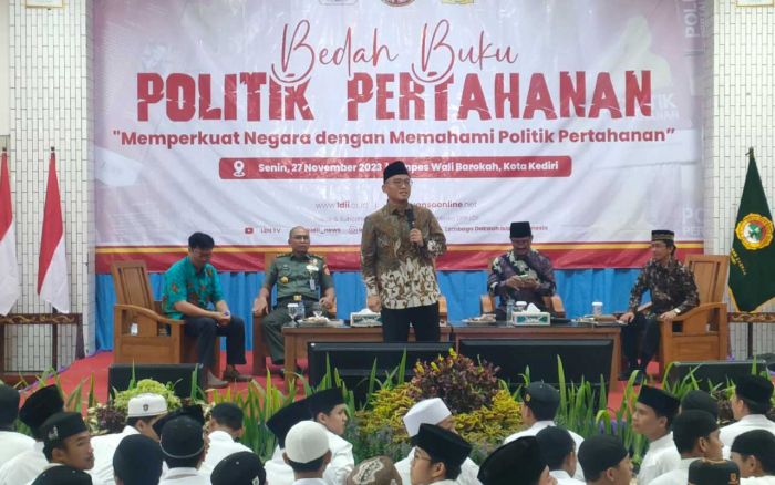 Gandeng Ponpes Wali Barokah Kediri, Kemenhan RI Gelar Bedah Buku ‘Pertahanan Politik’