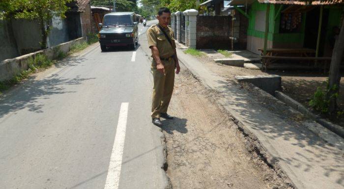 Jalan Ambles Pasca Galian PDAM, ​Warga Ancam Tutup Jalur Kabupaten