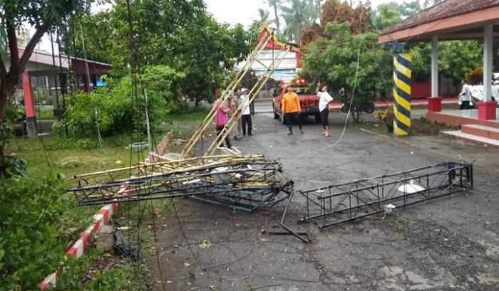 Hujan Deras Disertai Angin di Blitar: 9 Rumah Rusak, Tower Dispendukcapil Patah