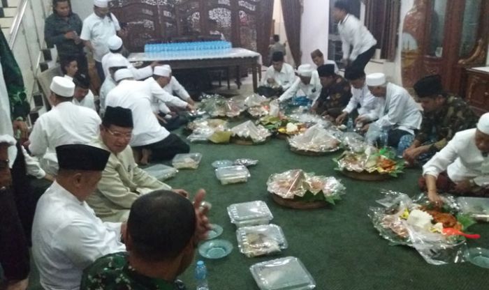 ​Para Kiai Disuguhi 22 Tumpeng, Ribuan Santri PP Amantul Ummah Ikuti Upacara HSN