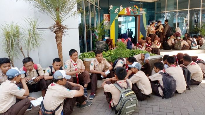 ​Tunggu Pencairan PIP, Puluhan Siswa SMKN 1 Singgahan Terlantar di BNI Tuban