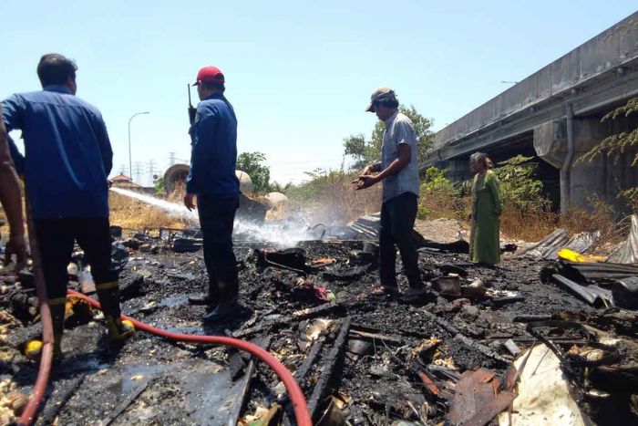 Bangunan Semi Permanen di Bawah Tol Kedungturi Sidoarjo Ludes Terbakar