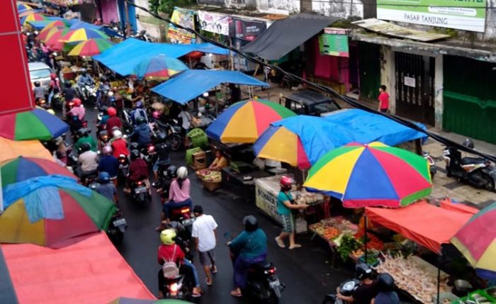 Pengamat Nilai Physical Distancing Pemkab Jember Tidak Efektif, Masih Banyak Ditemui Titik Keramaian