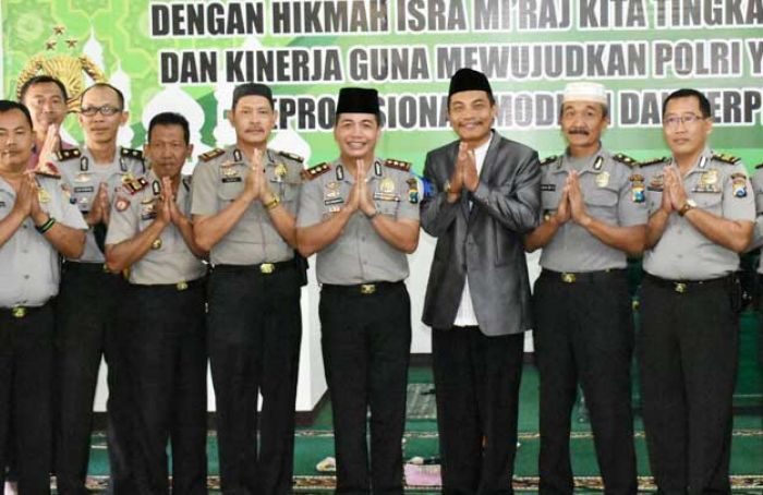 Jajaran Polres Batu Dapat Pelajaran tentang Kucing dari Ustadz Zulfi dalam Pengajian Isra Mi