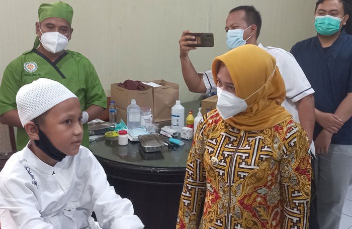 Peringati HUT Korpri ke-50 dan 3 Tahun Kepemimpinannya, Wali Kota Mojokerto Gelar Khitanan Massal 