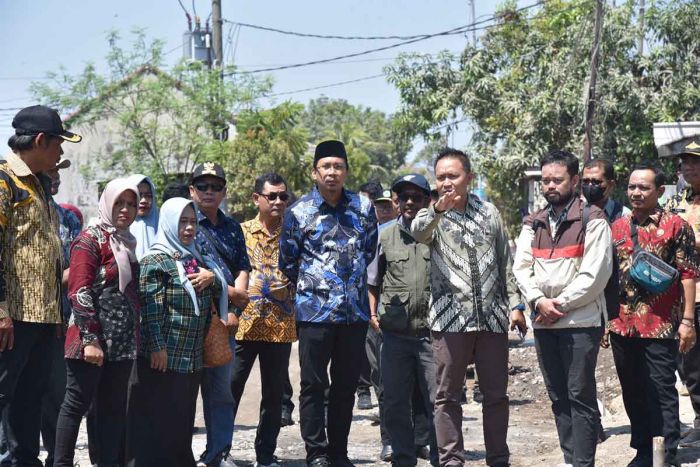 Berharap Rampung Tepat Waktu, Bupati Sidoarjo Pantau Betonisasi Jalan Desa Banjarpanji