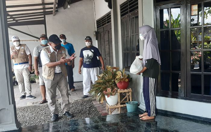 Baksos Penyemprotan Disinfektan, BHS Blusukan Bagikan Sembako ke Warga Isoman