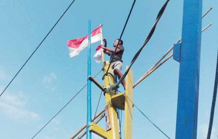 Polairud Imbau Nelayan Pasang Bendera Merah Putih Saat Melaut