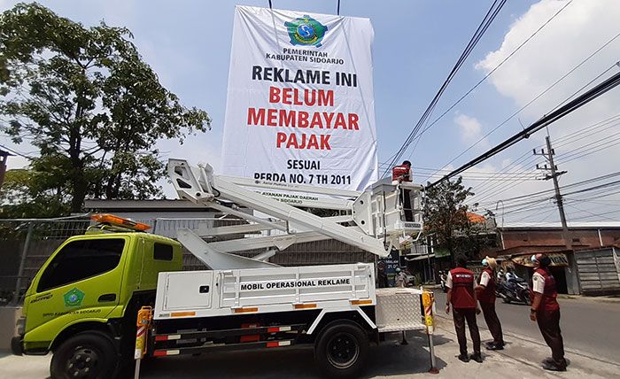 Menunggak Bayar Pajak, BPPD Sidoarjo Tutup Tiga Papan Reklame di Sukodono