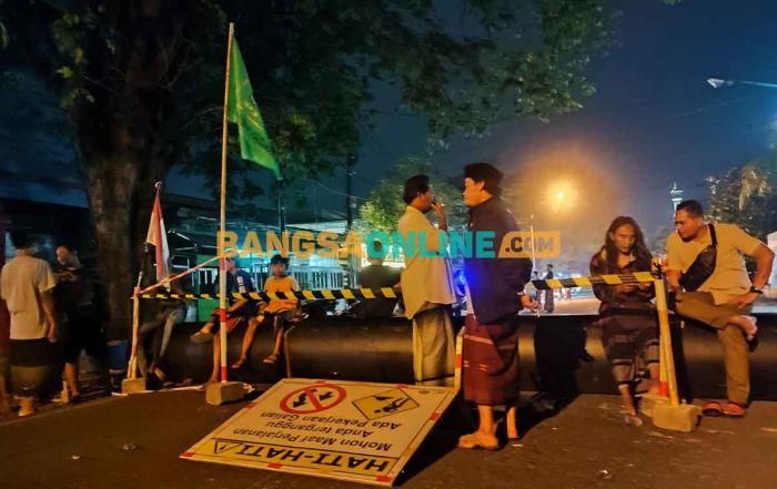 Jalan Rusak Dampak Proyek Penanaman Pipa Air Telan Korban, Warga Pongangan Gresik Blokade Jalan