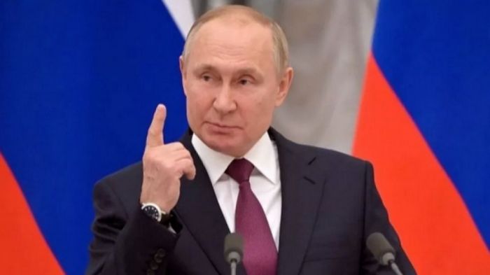 Vladimir Putin Mengesahkan Undang-Undang Anti-LGBT