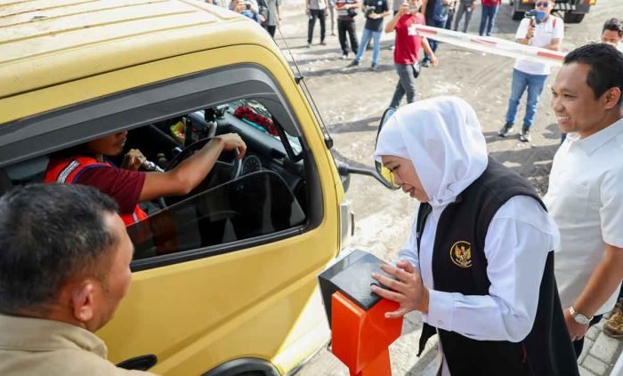 Gubernur Khofifah Apresiasi Pembayaran Pajak Pasir Berbasis Digital di Lumajang