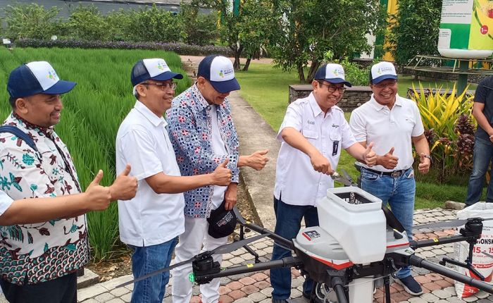 Petrokmia Gresik Sukses Uji Coba Pemupukan Tanaman Padi dengan Drone