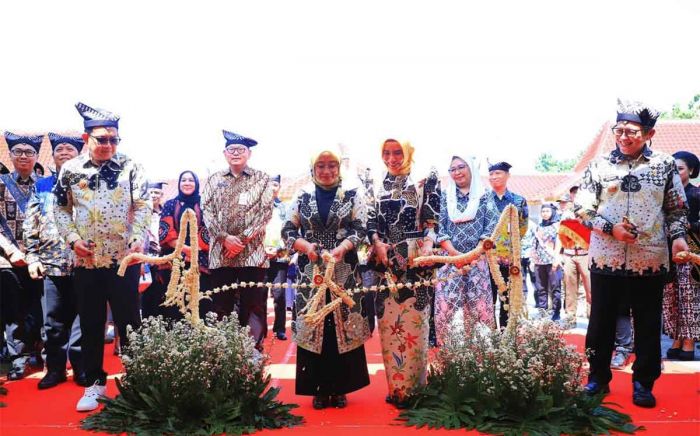 Pesan Pj Gubernur Jatim saat Buka Pekan Batik di Bojonegoro