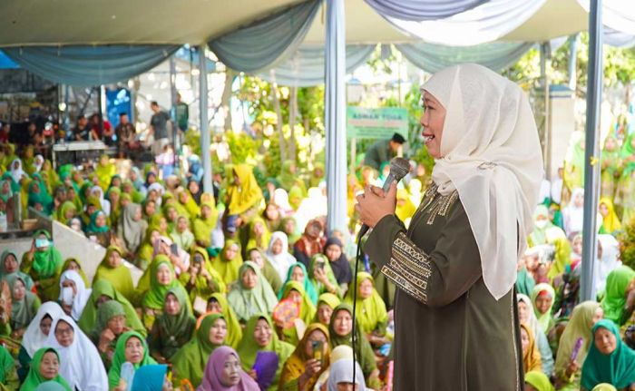 Lepas Jamaah Haji Muslimat NU Sidoarjo, Khofifah Titip Doakan Kedamaian Dunia saat Wukuf di Arofah