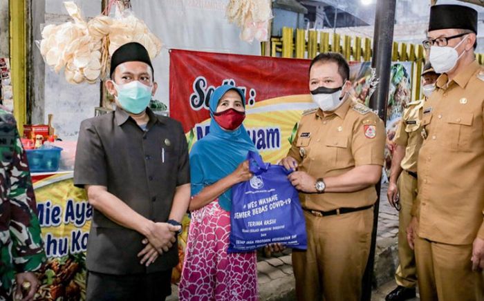 PPKM Darurat, Bupati Hendy Salurkan Bantuan Sembako untuk Masyarakat Terdampak Covid-19