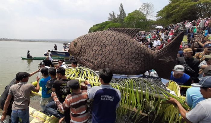 Tumpeng Bogomulyo Dilarung di Waduk Bening