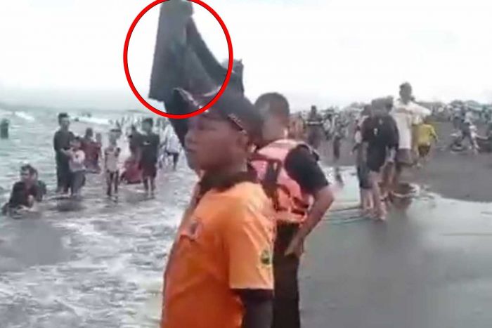 Relawan Peringatkan Wisatawan yang Mandi di Pantai Paseban Jember dengan Kantong Jenazah