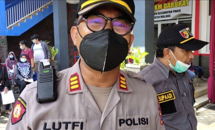 Beri Rasa Aman kepada Pengendara, Kapolsek Pakis dan Jajaran Lakukan Pengaturan Lalu Lintas