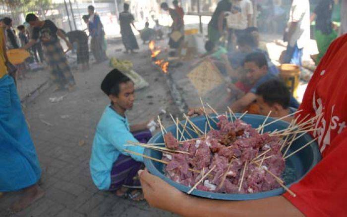 Santri Pesantren Tebuireng Jombang Bakar Sate Berjamaah hingga Puluhan Meter