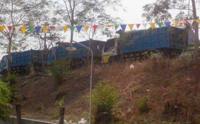 Bikin Jalan Ambles, Warga Srembi Gresik Ancam Hentikan Truk Pemuat Urukan di Kedanyang 