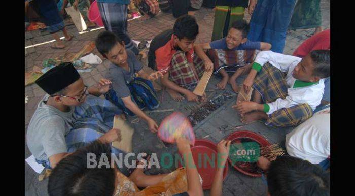 Asyik Nyate Bareng di Pondok, Santri Tebuireng Tak Mudik