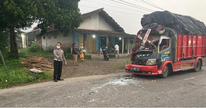 Laka Maut, 2 Truk Adu Banteng di Jalur Blitar-Malang, Truk Rusah Parah, Sopir Selamat