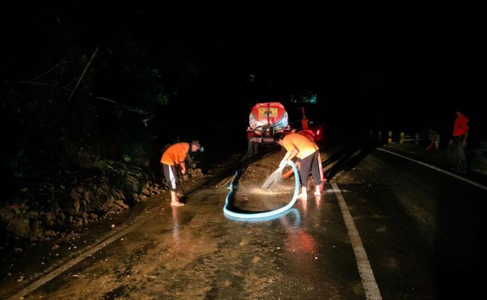 Akses Jalan Provinsi Pamekasan - Pakong Longsor, Material Sempat Tutup Setengah Badan Jalan