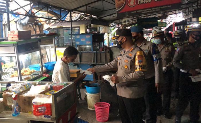 ​Kedisiplinan Protokol Kesehatan Menurun, Polres Blitar Bagikan 2.000 Masker di Pusat Keramaian