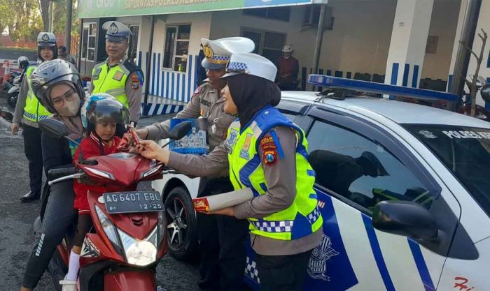 Operasi Patuh Semeru 2024, Polres Kediri Kota Bagikan Coklat ke Pengguna Jalan