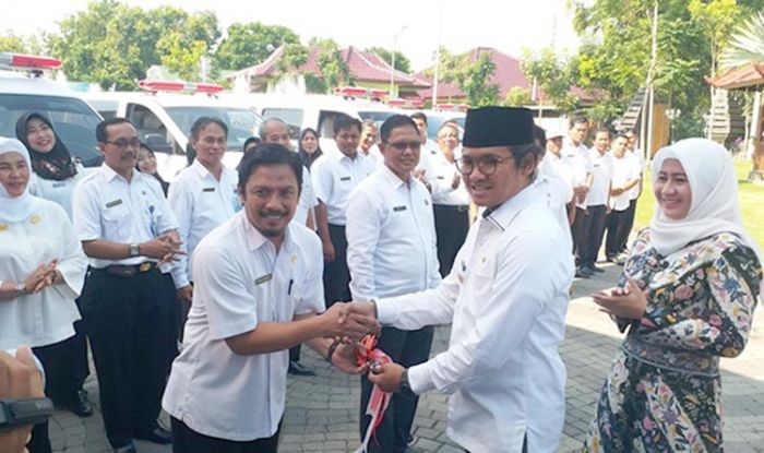 Bupati Bangkalan Berikan Bantuan 15 Unit Mobil Ambulans untuk Puskesmas