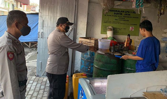 Polsek Mayang Jember Pantau Ketersediaan Minyak Goreng Curah