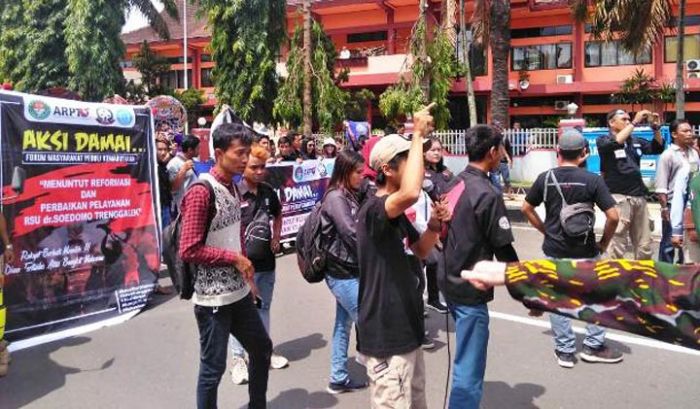 Sebut Tim Medis RSUD Trenggalek Garang, Ratusan Massa Demo di Kantor DPRD