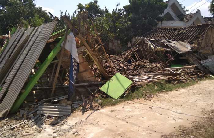 Dijadikan Tempat Prostitusi, Belasan Bangunan Warkop dan Karaoke di Solokuro Dibongkar