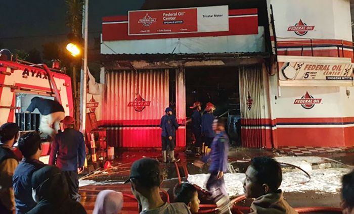 Bengkel Suku Cadang Motor di Sidoarjo Terbakar