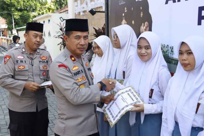 Kapolres Jombang Bagikan Beasiswa ke Puluhan Siswa