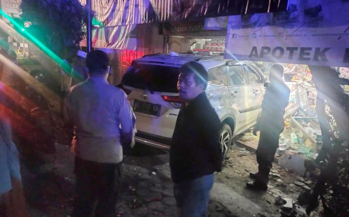 Sopir Ngantuk, Toyota Rush Nyelonong Tabrak Apotek di Blitar