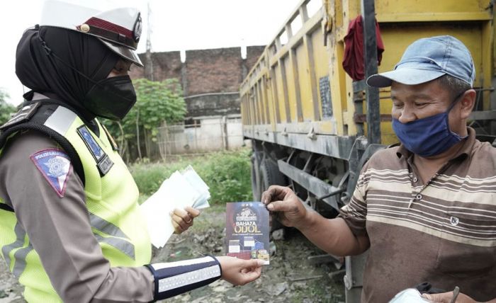 Datangi Pool Truk di Jalan Daendels, Polres Gresik Sosialisasikan Larangan Truk ODOL