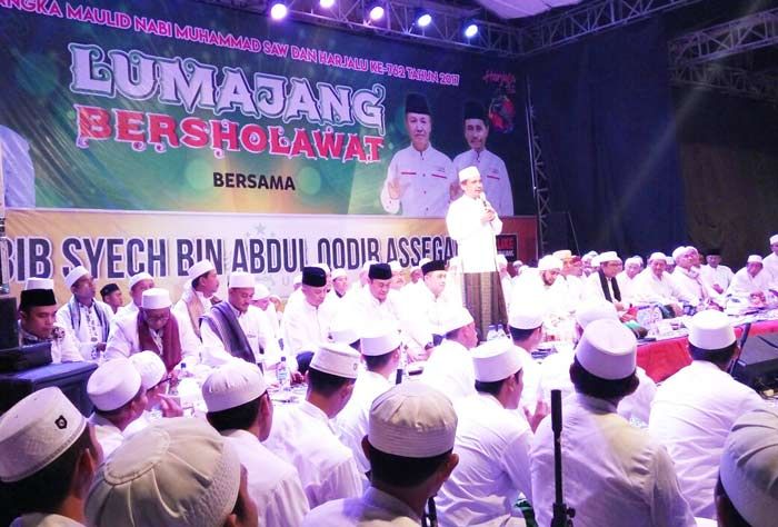 Ribuan Warga Lumajang Sholawat Bersama Habib Syekh