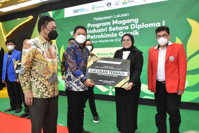 40 Mahasiswa Lulusan Terbaik Diploma 1 Didikan Petrokimia Gresik Siap Kerja