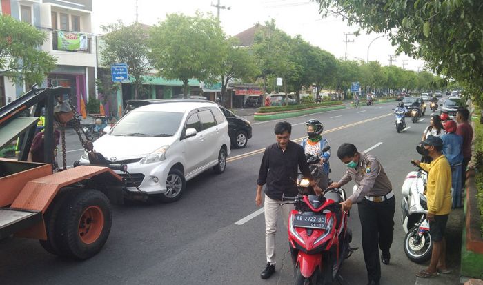 Diduga Kurang Hati-Hati Saat Hendak Putar Balik, Cewek Pengemudi Avanza ini Sebabkan Kecelakaan