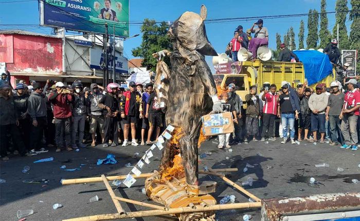 Gelar Demo, Massa Aksi Desak KPK Tangkap Bupati Situbondo