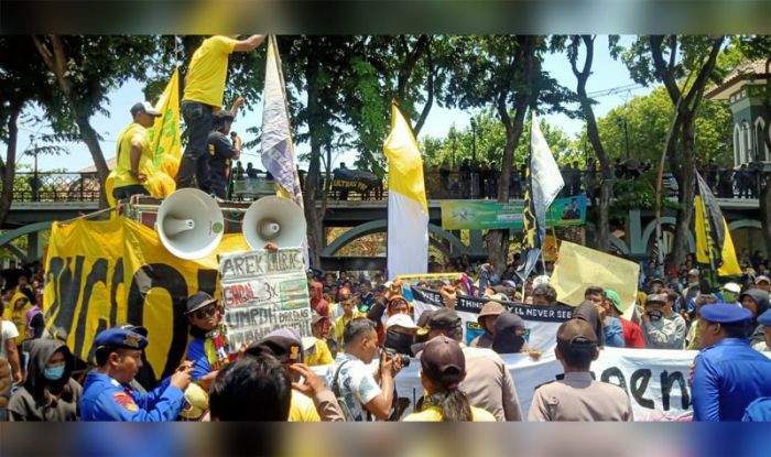 Ratusan Massa Ultrasmania Kembali Geruduk DPRD Gresik