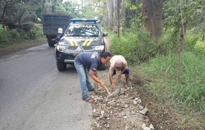 Jajaran Anggota Polsek Pasrepan Bantu Tambal Jalan Raya