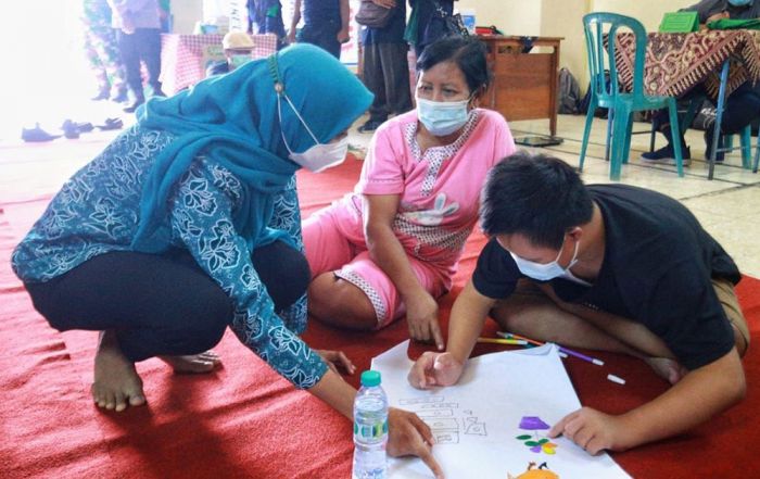 Melalui Posyandu Jiwa Semadya, Ketua TP PKK Kota Kediri Ajari Para ODGJ Menggambar dan Mewarnai