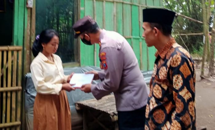 Sambut Hari Anak Nasional, Kapolsek Kandangan Bagikan Alat Tulis